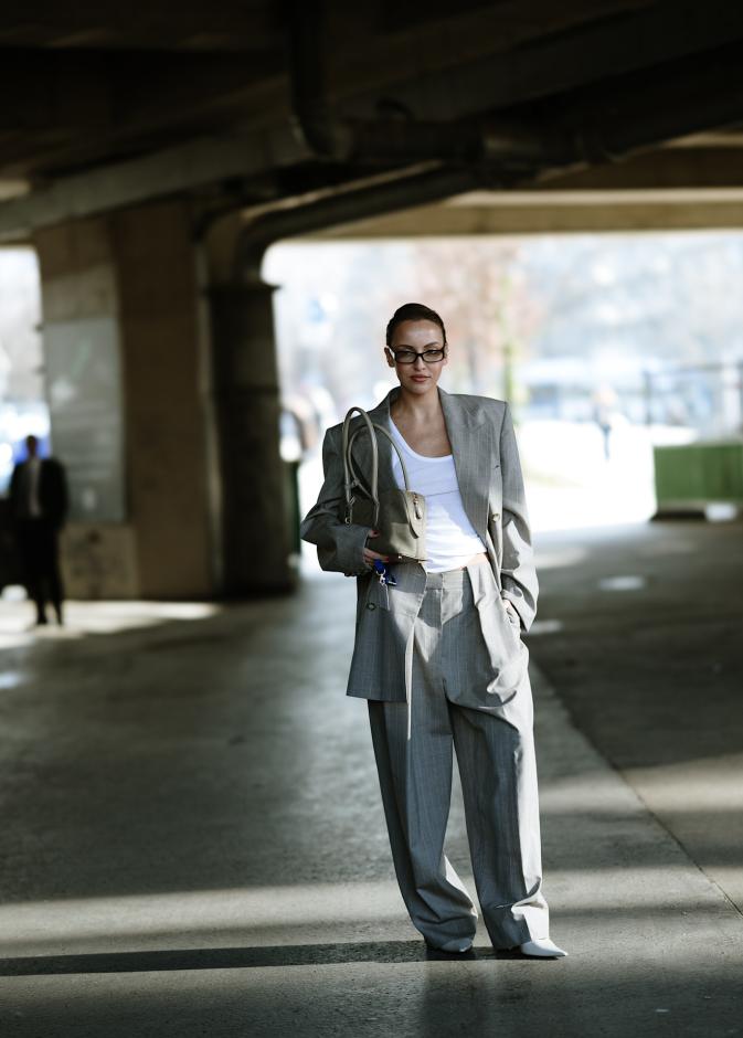 اللّون الرمادي لشتاء 2026 في إطلالة من Street style