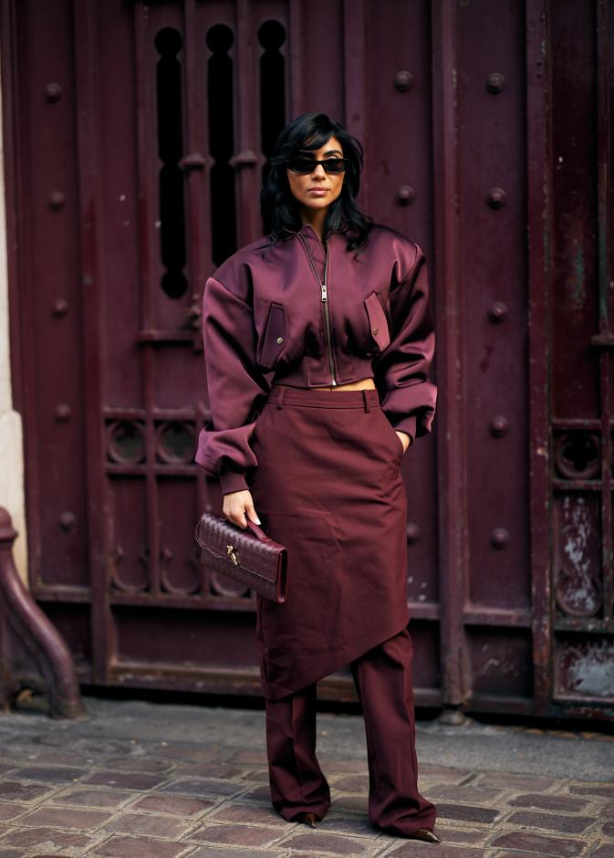 إطلالة من Street style باللّون العنابي