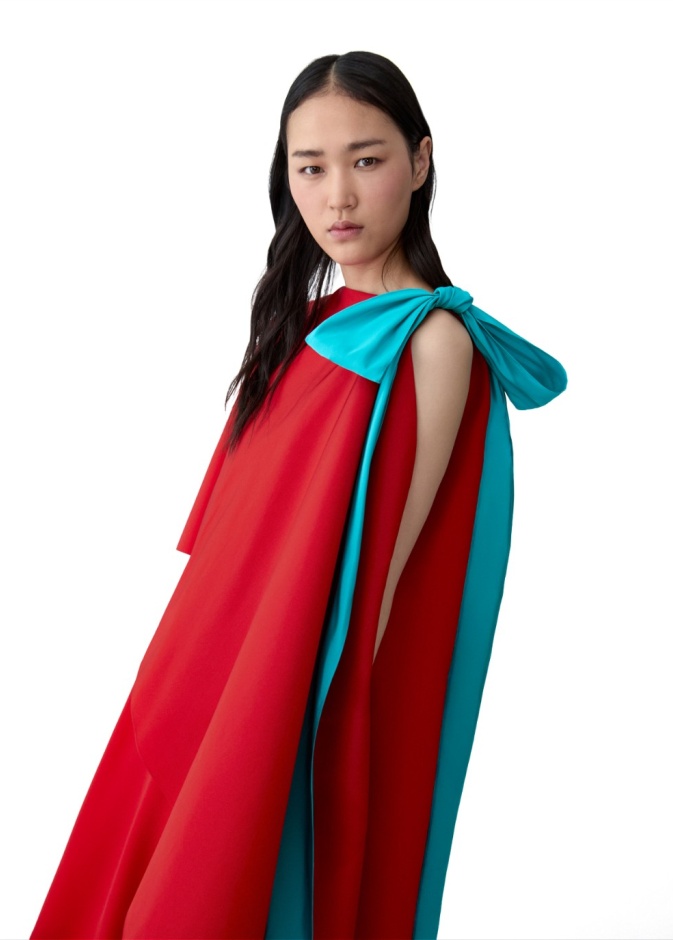 كارولينا هيريرا تجمع الأناقة الكلاسيكية بالعصرية المرهفة في مجموعة ريزورت 2026