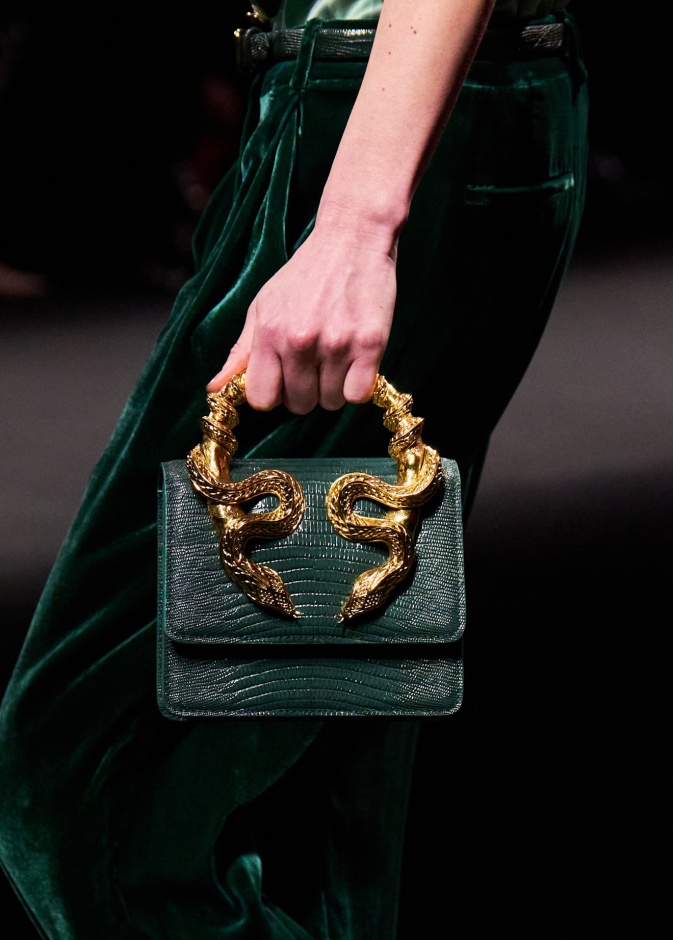 حقائب باللون الأخضر لإطلالة تنبض أناقة في يوم الاتحاد