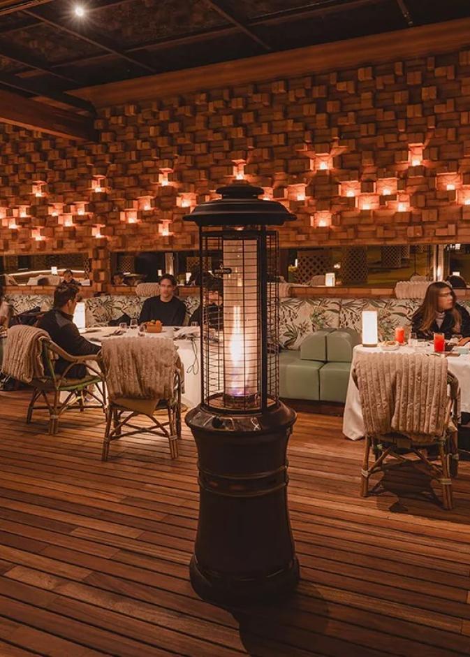 عشاء استثنائي في أحضان نجوم العلا… دليلك لأفضل المطاعم الفاخرة في العلا مع انطلاقة 2026  