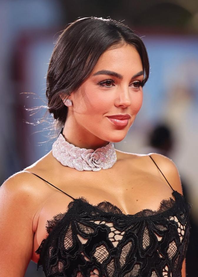 جورجينا رودريغز عروس العام 2026 إستلهمي بأسلوبها أجمل إطلالاتها الجمالية 