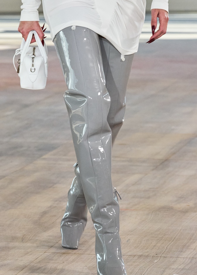  حقيبة باللون الأبيض وحذاء رمادي من Stella Mccartney