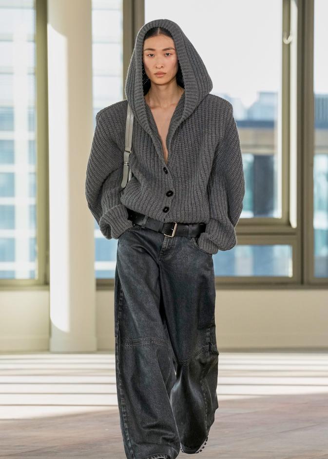 كنزة صوفية باللون الرمادي من Stella McCartney تجسّد الأناقة الهادئة التي لا تبطل موضتها.