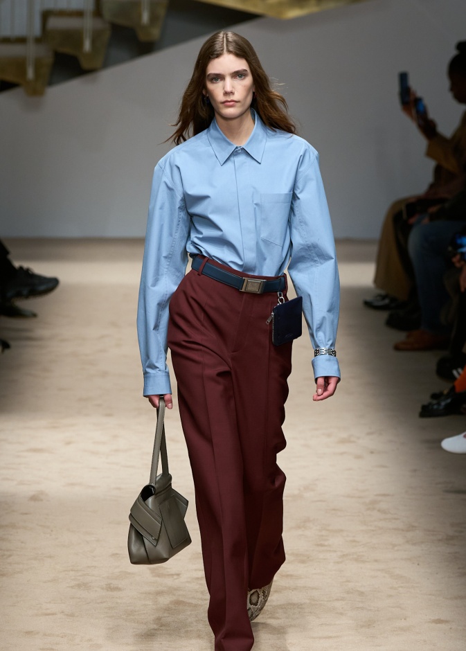 موضة البنطلون البرغندي تزيّن إطلالاتك المقبلة هذا الشتاء