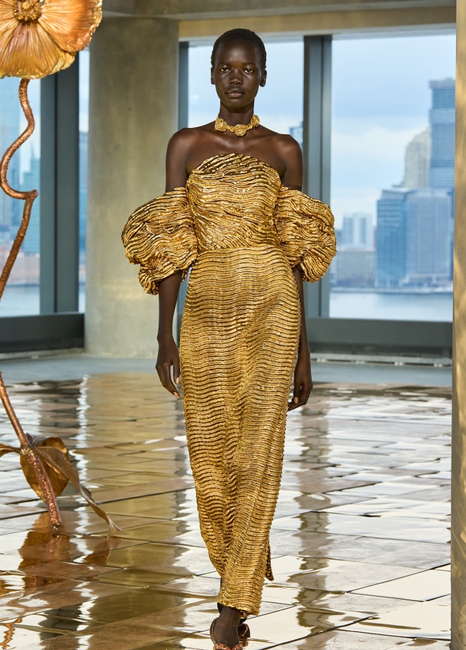 الفستان الذهبي نجم لامع على منصات عروض شتاء 2026