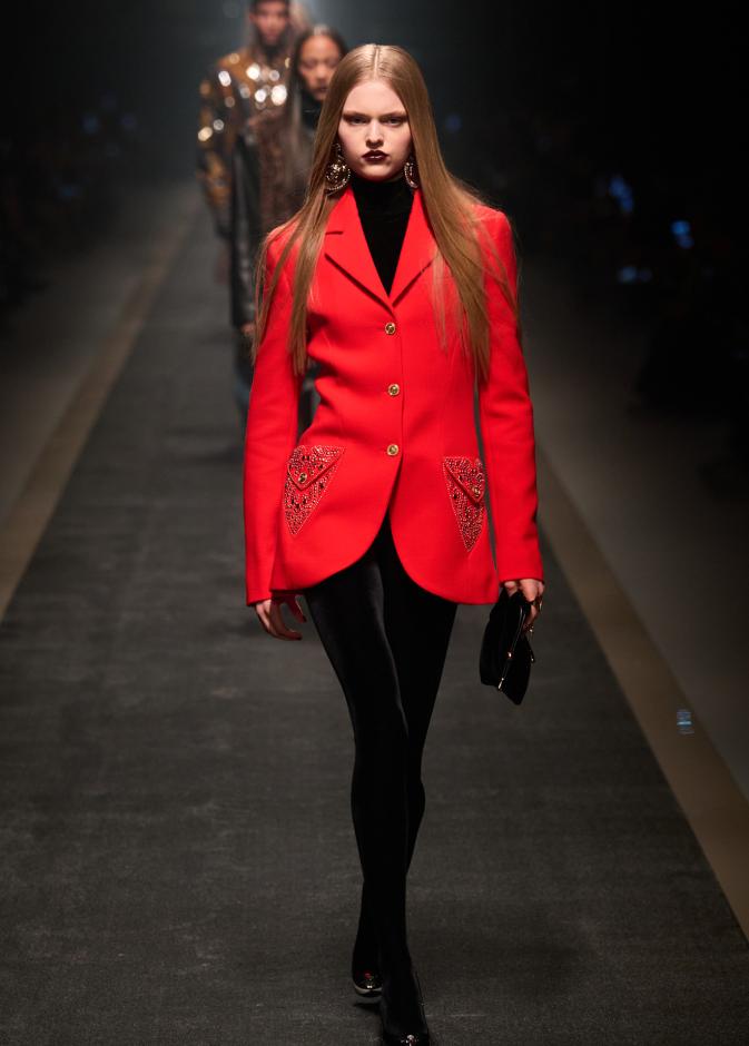 تنسيق اللّون الأحمر مع الأسود بأسلوب Versace