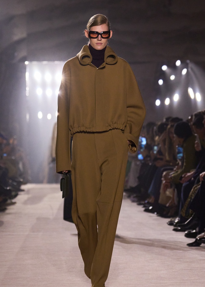 مونوكروم تنسيق عصري باللون البني من Victoria Beckham 