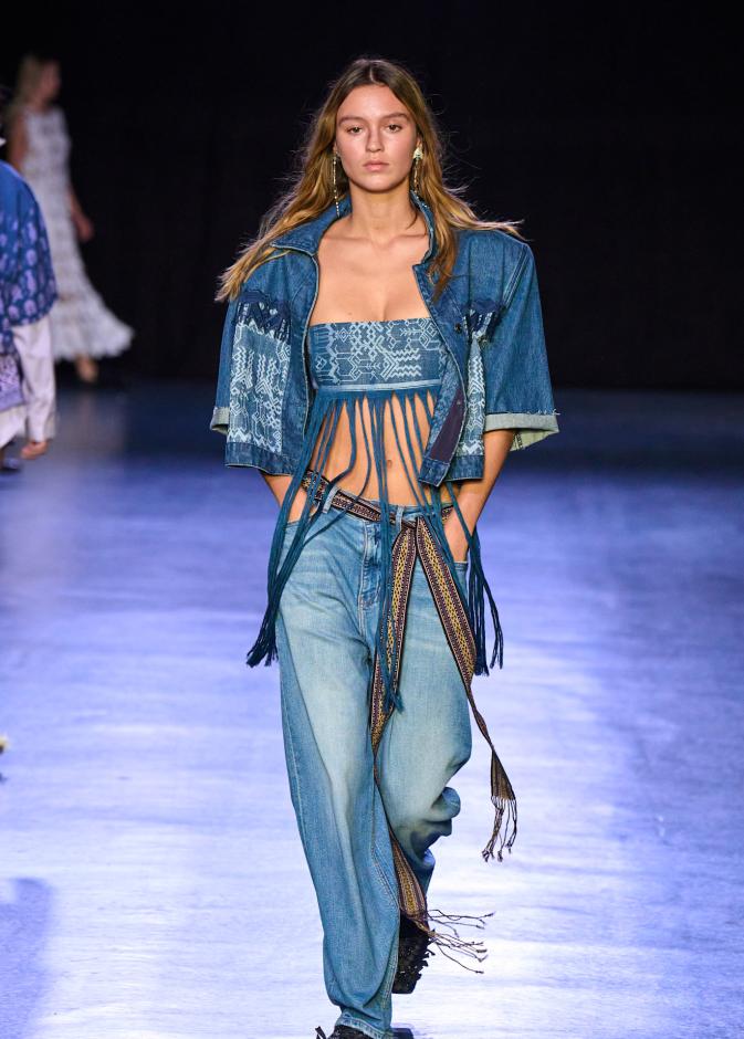 إطلالة من Vivienne Tam