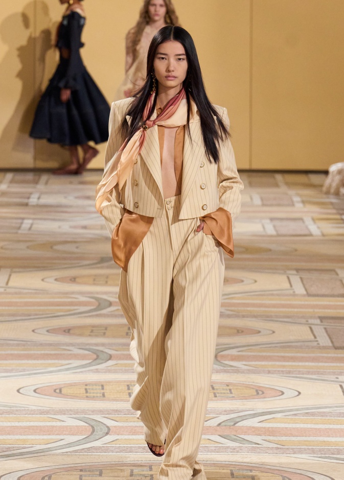 3 تنسيقات جذابة شهدها عام 2025 بأسلوب Zimmermann