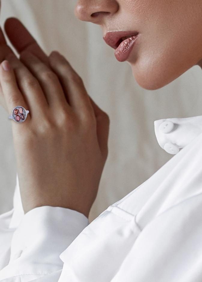 خاص ل"هي" مصممة المجوهرات السعودية ريم السفاف: حيث يُعاد تشكيل الزمن، قطعةً من ذهب