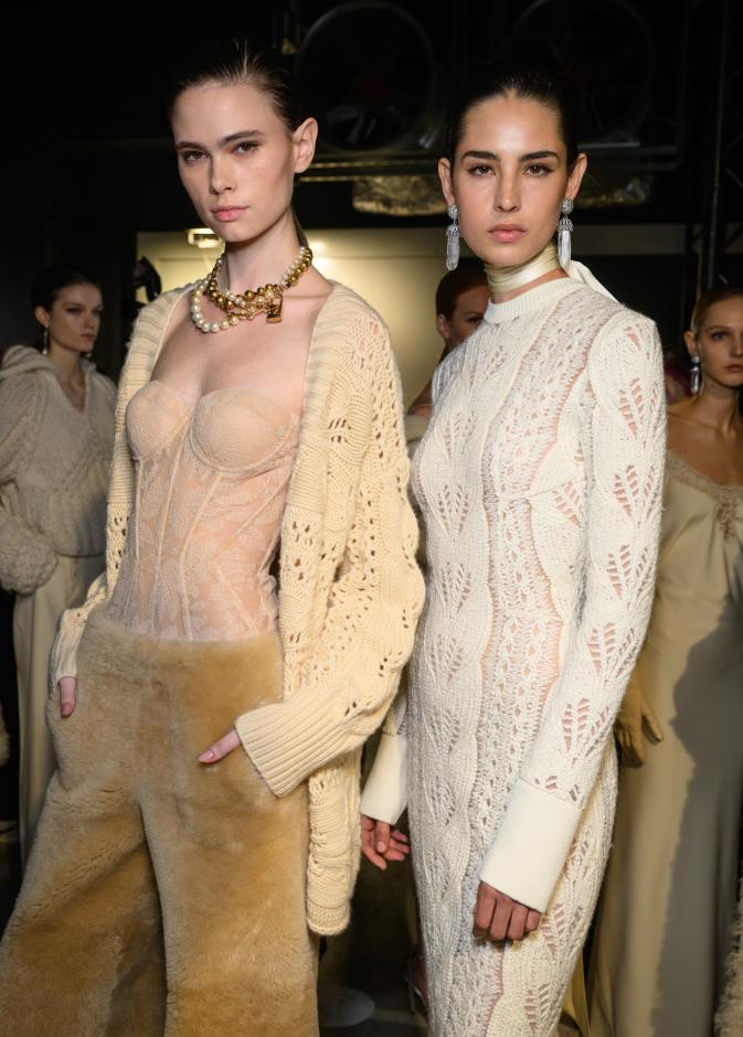 قدرة الألوان على تعزيز مفهوم الفخامة في عالم الموضة