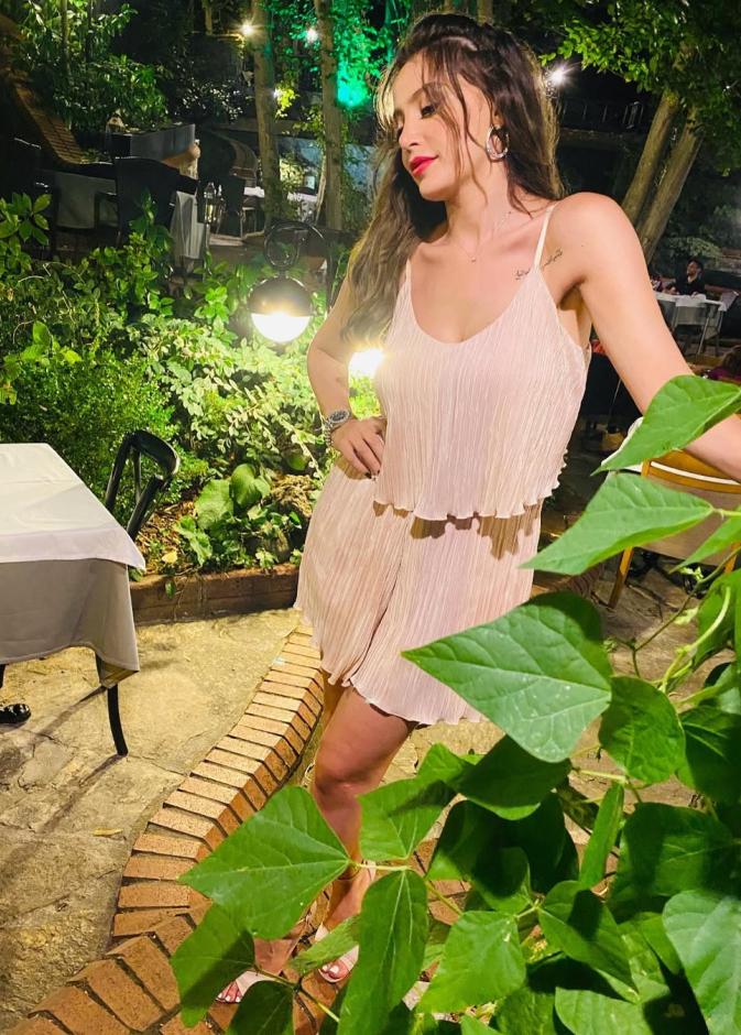 مرام علي بطقم شورت وبلوزة