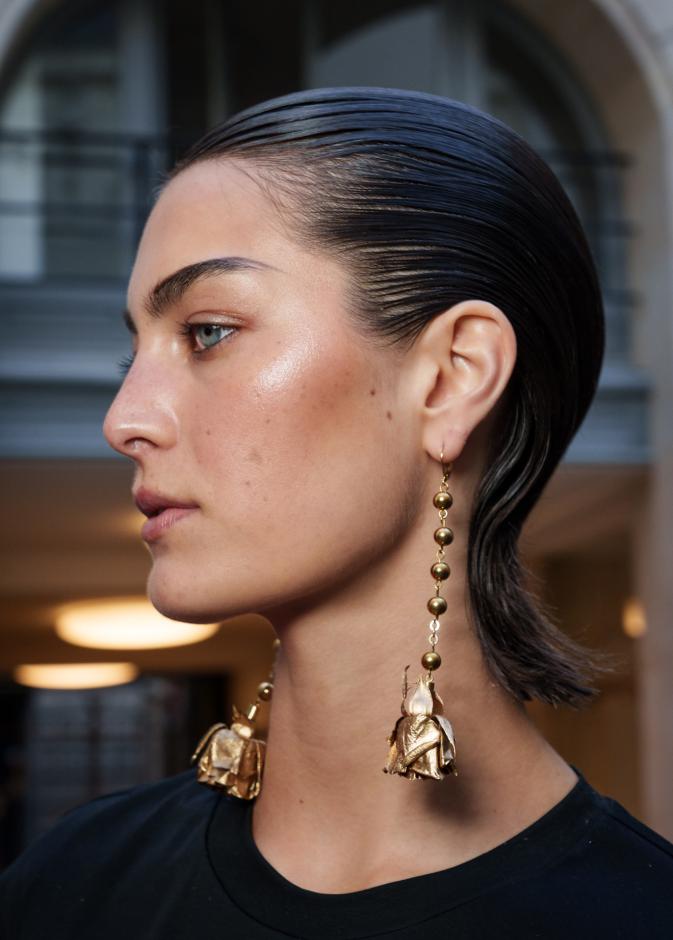 خطوات وضع البرونزر على بشرتك لتوهّج مشرق في الشتاء