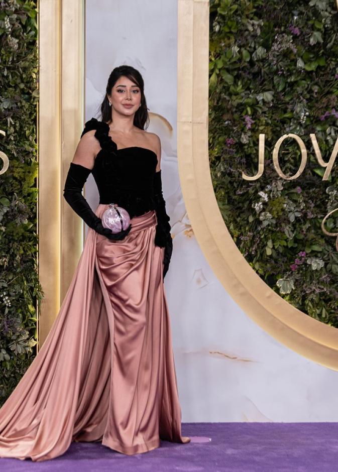 أسيل عمران بفستان بقماش المخمل الأسود 