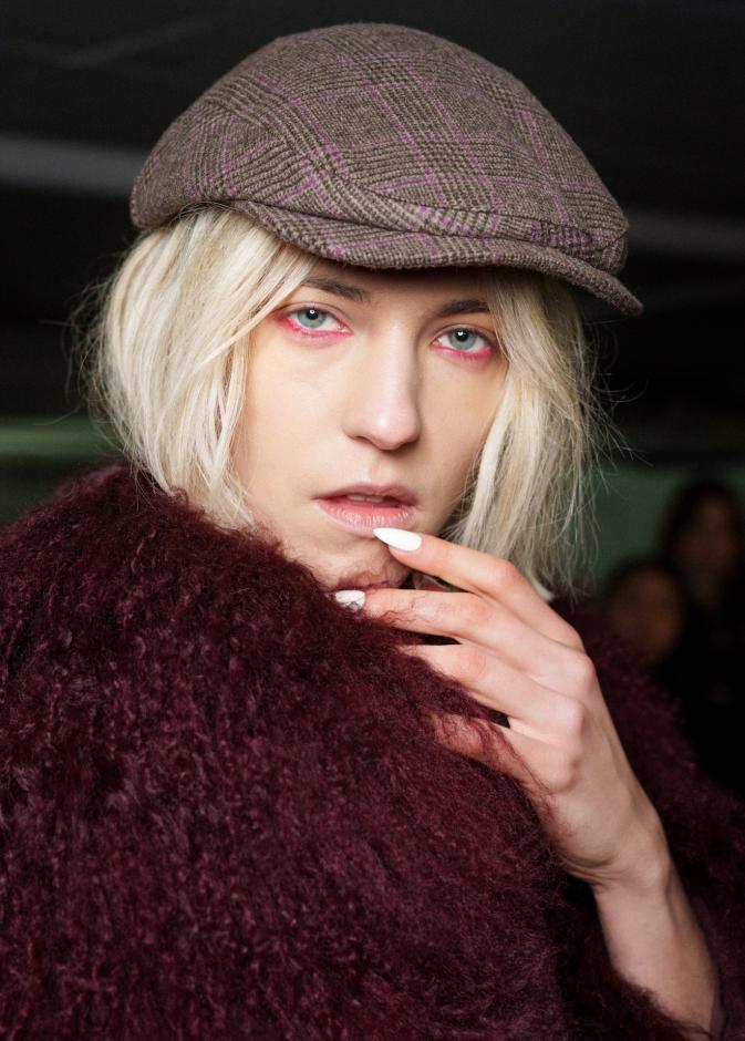 إستعدّي للجرأة مع  ألوان المناكير المشرقة على أظافرك في إطلالات الشتاء