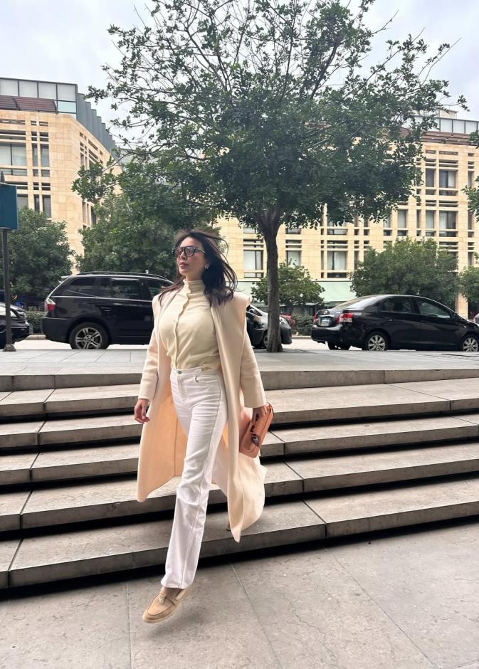 أمل بوشوشة بمعطف صوفي طويل باللون البيج