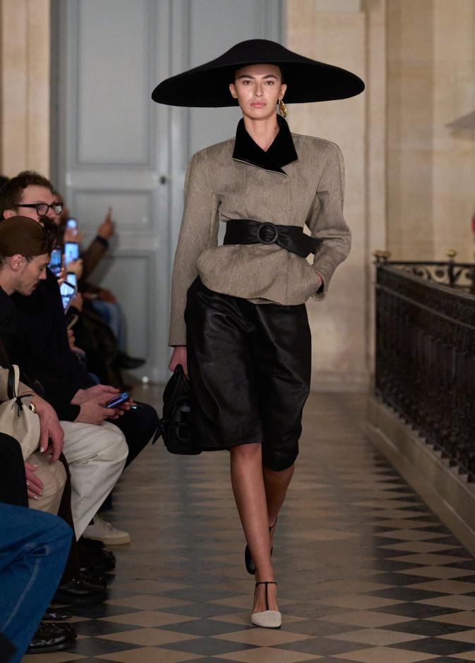 أميرة الزهير خلال مشاركتها في عرض Jacquemus ضمن أسبوع الموضة في باريس 20