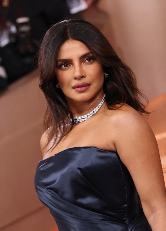 اطلالة Priyanka Chopra برسمات المكياج البني