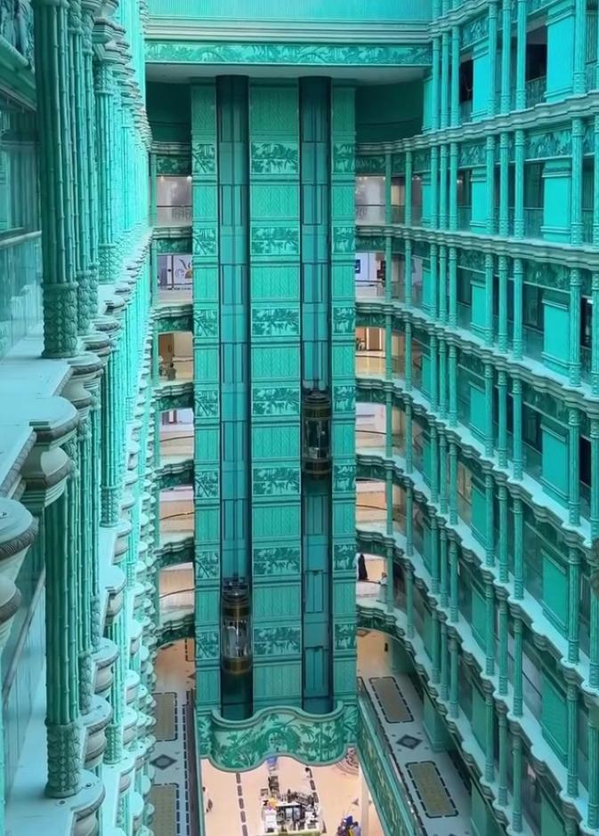 المؤثرة الأمريكية ناتاليا هاسنكامبف تكشف إعجابها بهذه الوجهة في جدة: "أجمل مركز تجاري في العالم"