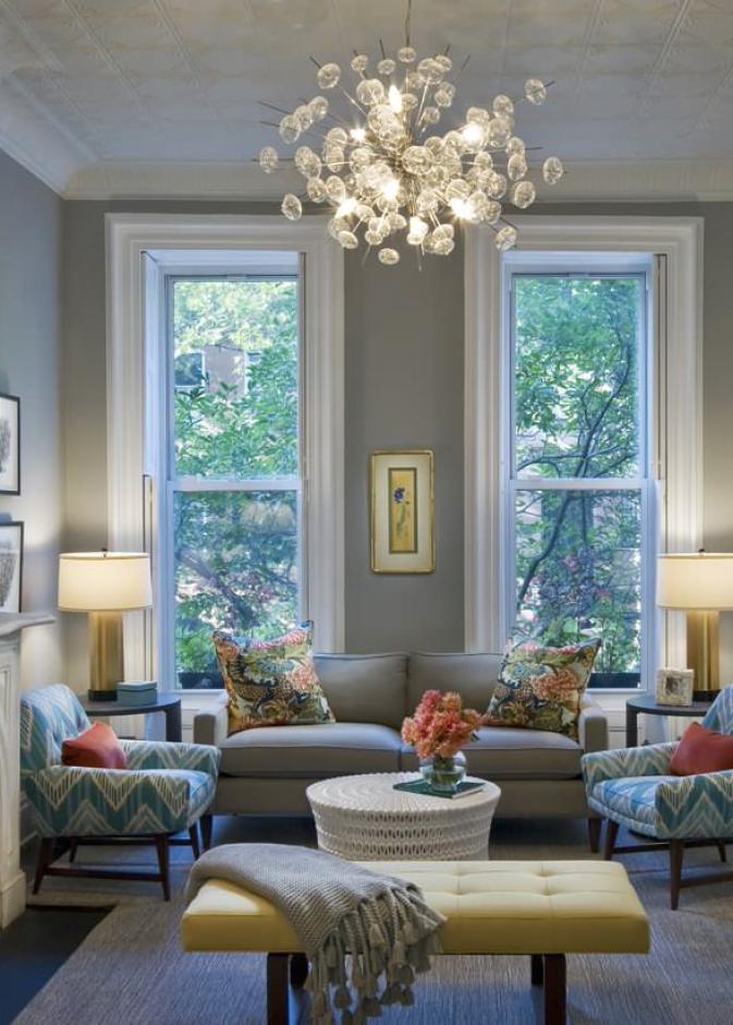 الإضاءة المدروسة لديها القدرة على تحويل المكان من باهت إلى دافئ وحيوي