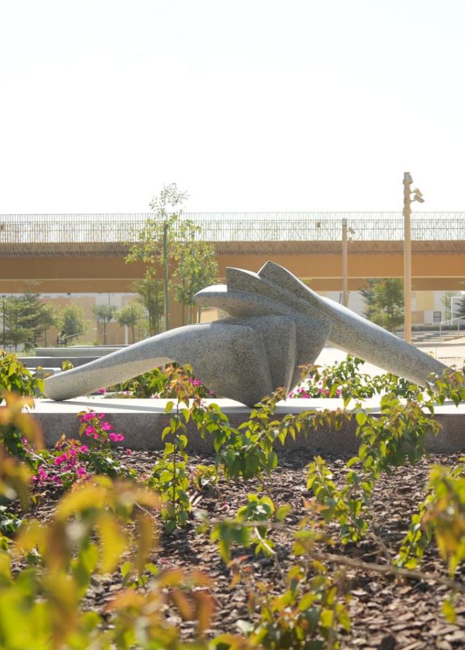 منحوتة الفنان ميلتون إستريلا في المسار الرياضي