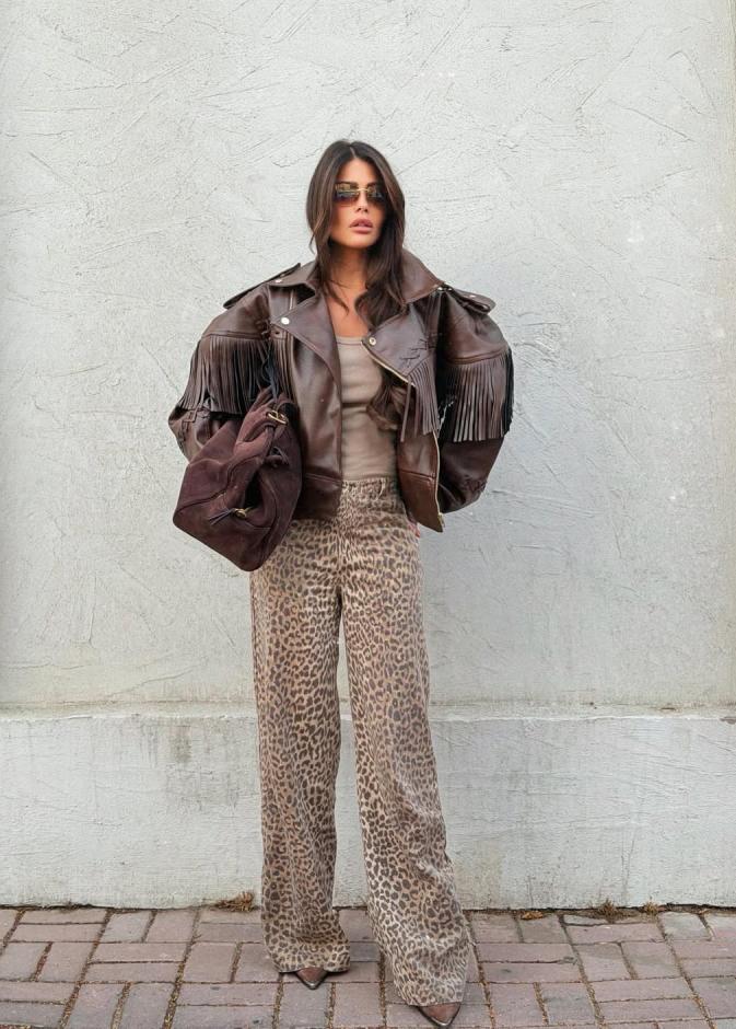 العنود بدر بالبنطال العريض المنقوشة ومعطف أوفر سايز 