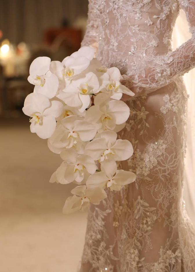 باقة العروس باللون العاجي- الصورة من The Bridal Atelier