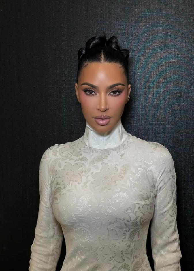 تحاول كيم كاردشيان التكيف مع مرض الصدفية