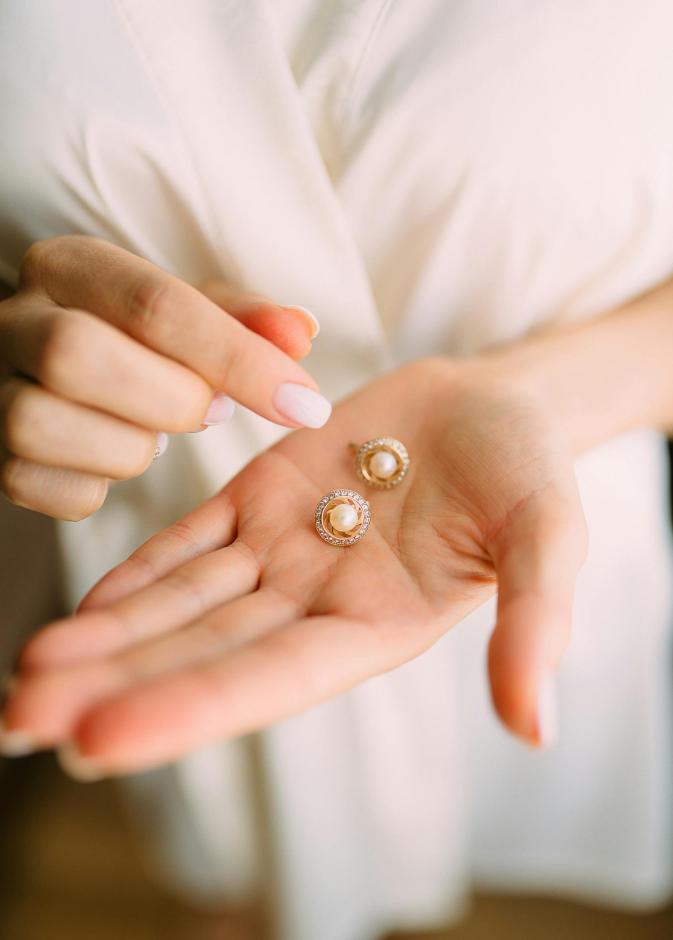 تعلمي فن الكشف عن أصلية المجوهرات