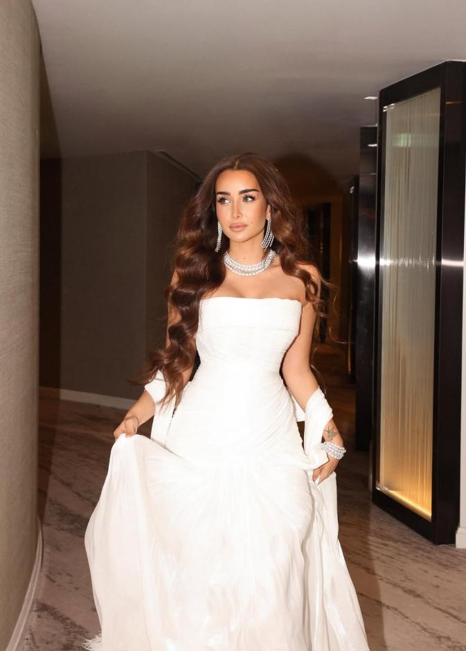 تهتم هنا الزاهد بروتين خاص لشعرها