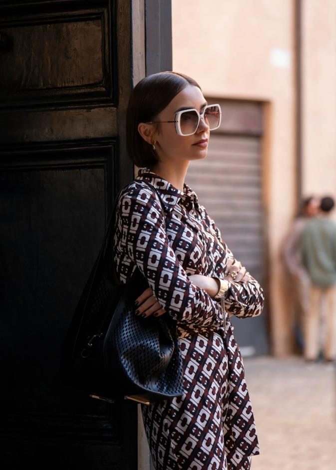 إطلالات ليلي كولينز في مسلسل Emily In Paris في موسمه الخامس