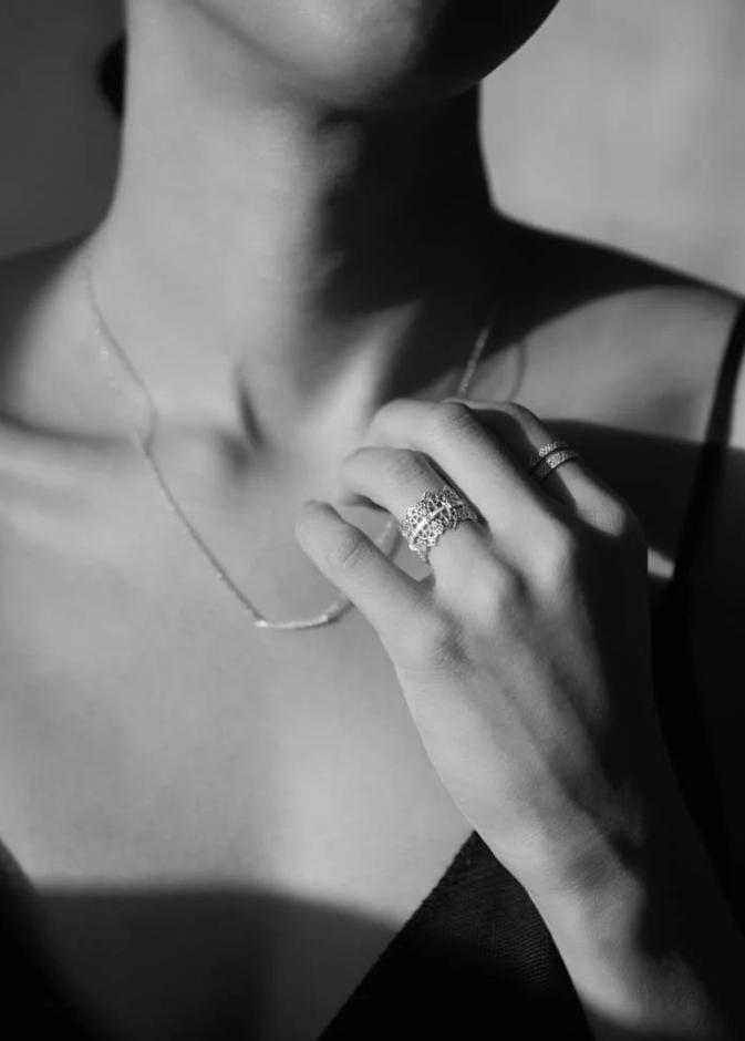 ألوان تحاكي شخصيتك: دليلك لاختيار المجوهرات المناسبة لكِ