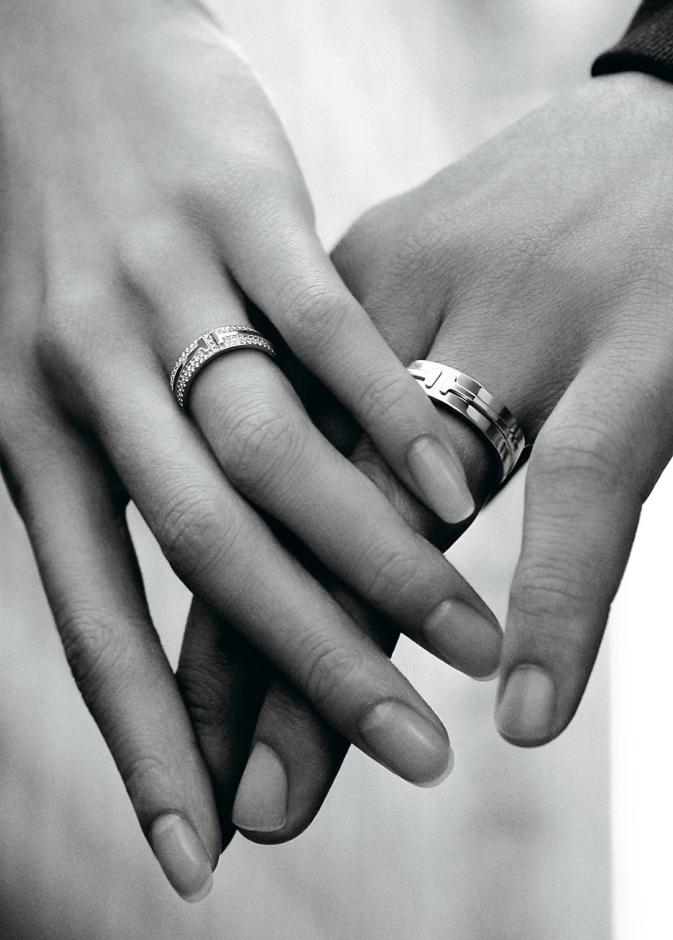 خاتم رفيع مرصّع بالألماس من الذهب الأبيض من تيفاني آند كو