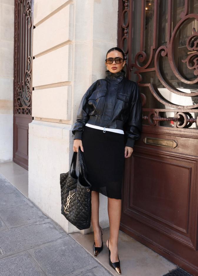 ديما بالتنورة السوداء القصيرة وجاكيت منتفخ 