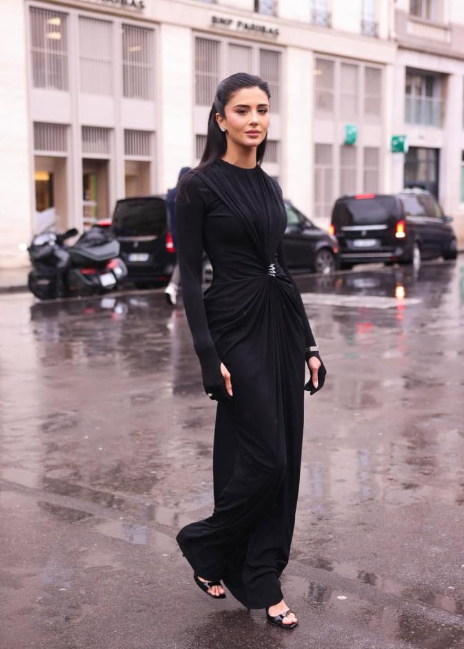 رهف الحربي ترتدي فستانا طويلا باللون الأسود