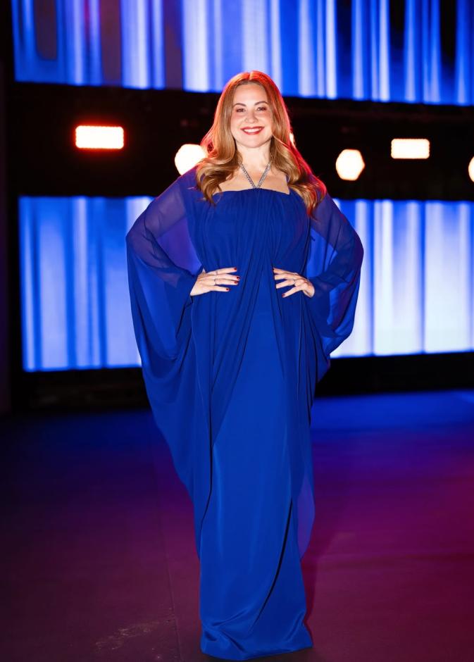 ريا أبي راشد بفستان باللون الأزرق