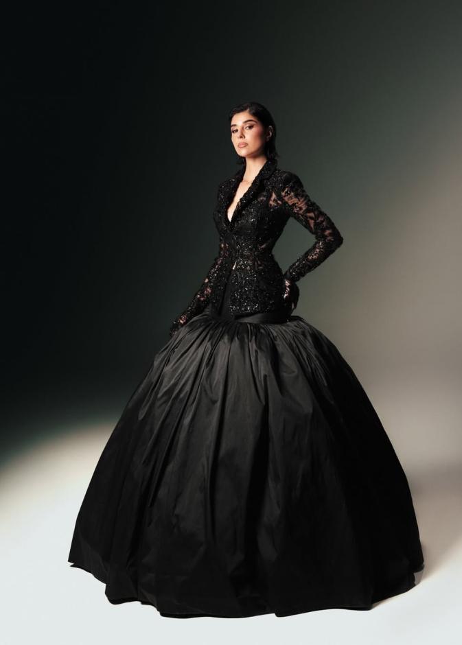 زينة مكي بإطلالة فخمة باللون الأسود 