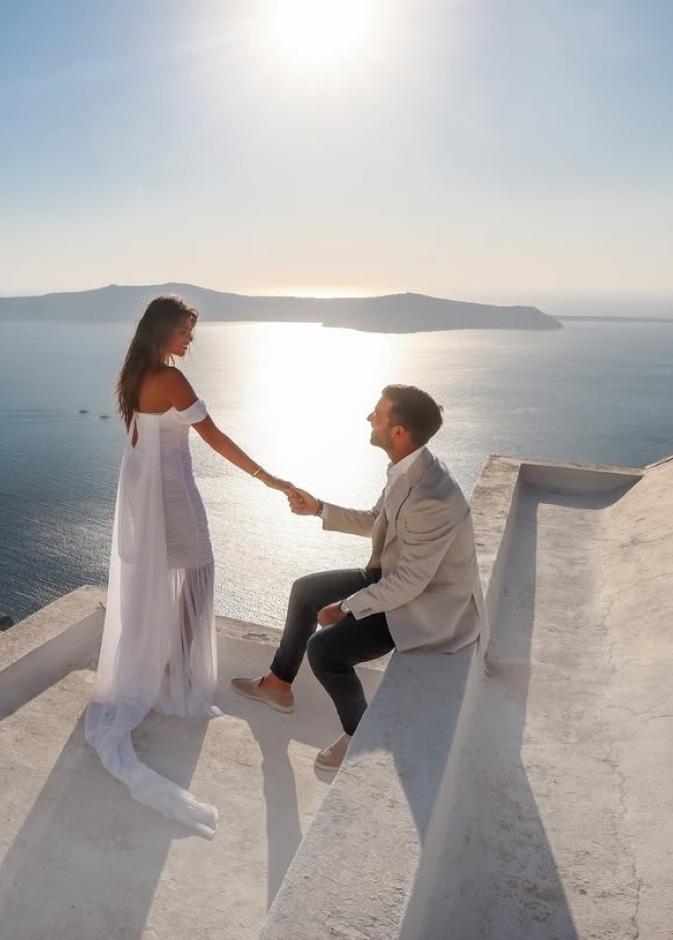 سارة مراد عروسا مع زوجها في اليونان