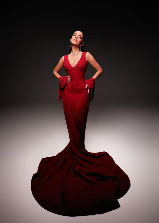 ستيفاني عطا الله بالفستان الأحمر 