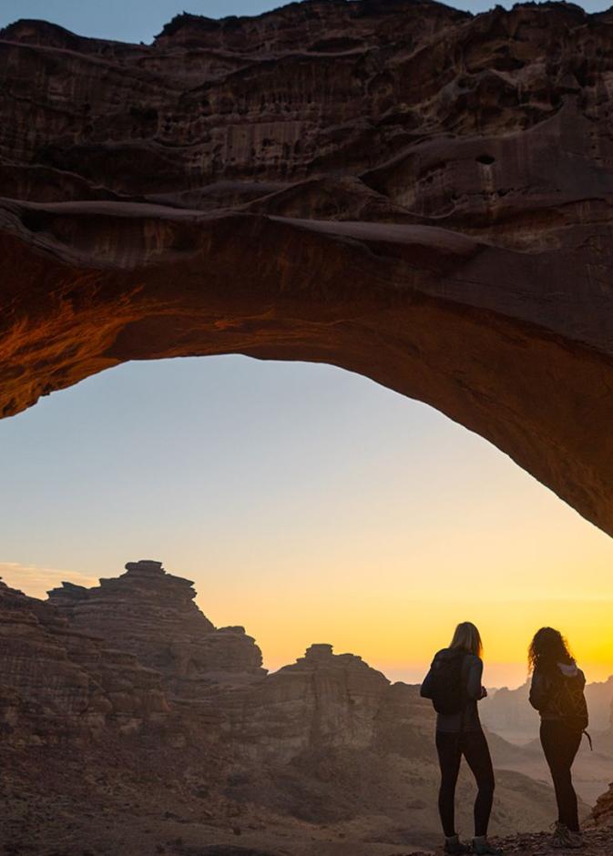 بين الجبال المهيبة والأودية الساحرة.. مشاهد شروق الشمس كما لم تريها من قبل في السعودية