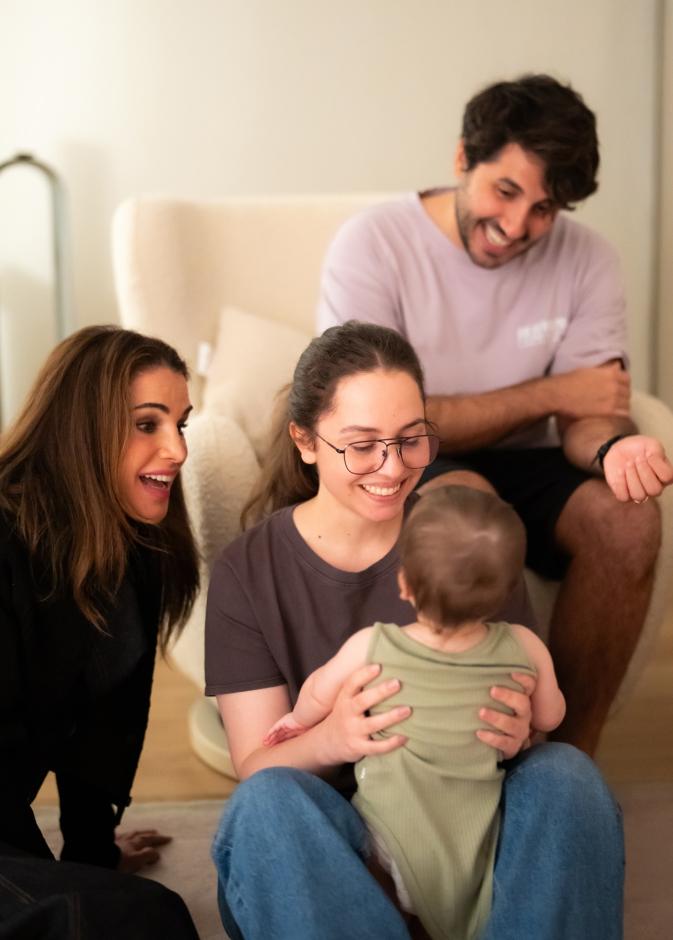 صورة جديدة للملكة رانيا مع حفيدتها 