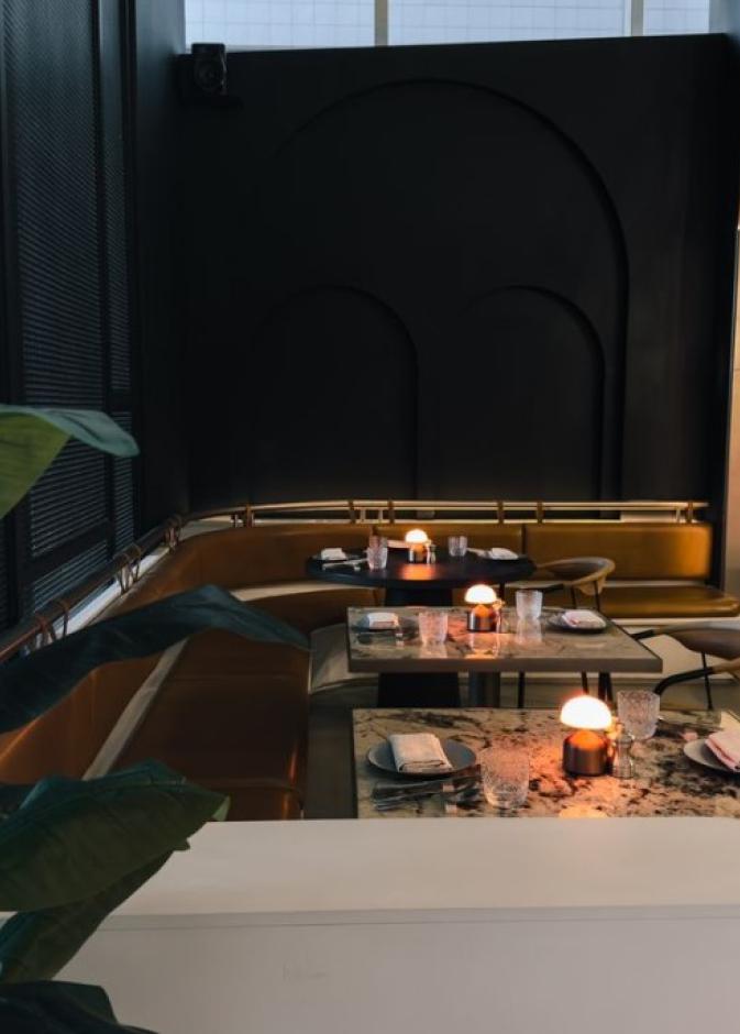 مطعم "فينيل إمبر" يضيف نكهة ليلية نابضة إلى فندق كيمبتون كافد الرياض