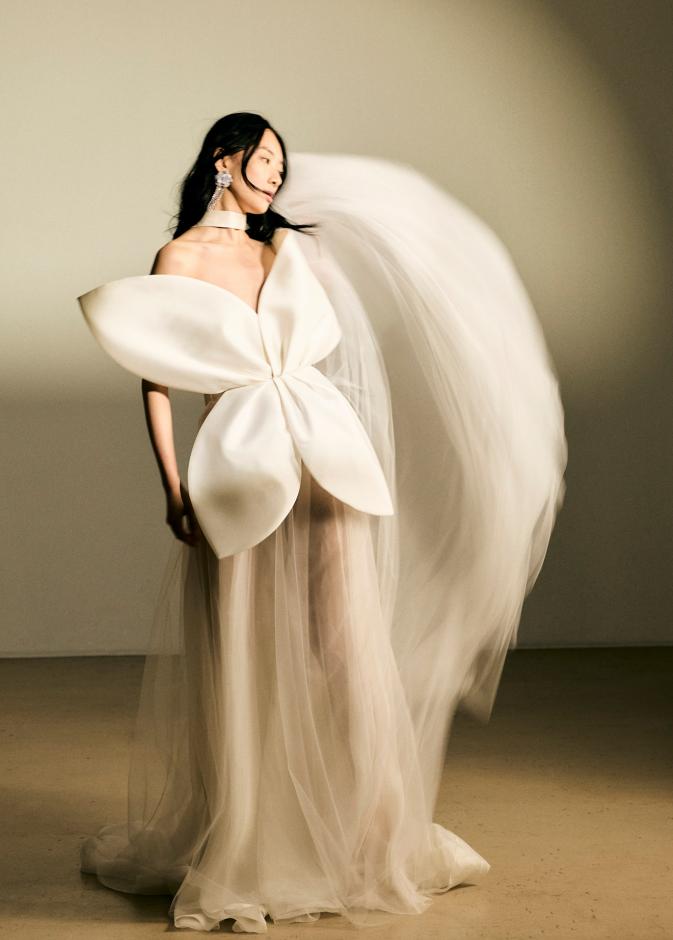 غرابة فستان زفاف  Kaviar Gauche