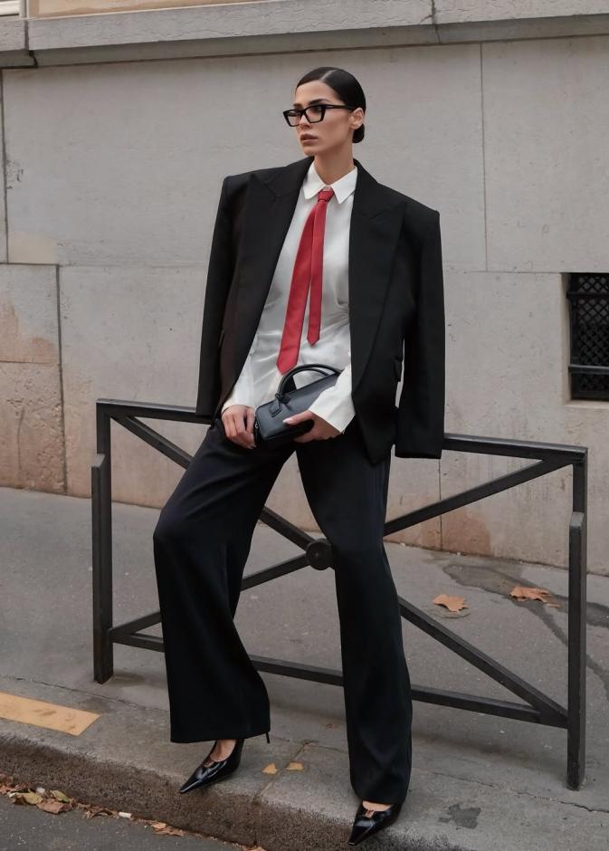 فرح عبدالعزيز بالقميص الأبيض وربطة عنق باللون الأحمر