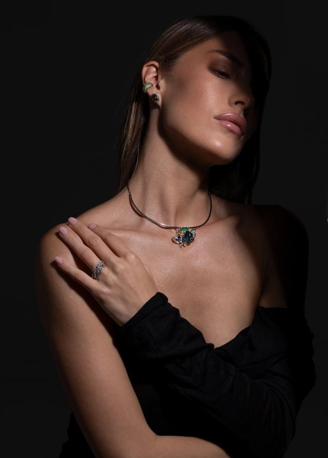 قلادة مرصعة بالأحجار من Mariyeh Ghelichkhani