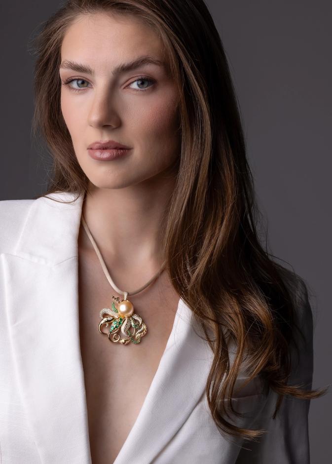 قلادة مرصعة بحجر الزمرد من Mariyeh Ghelichkhani