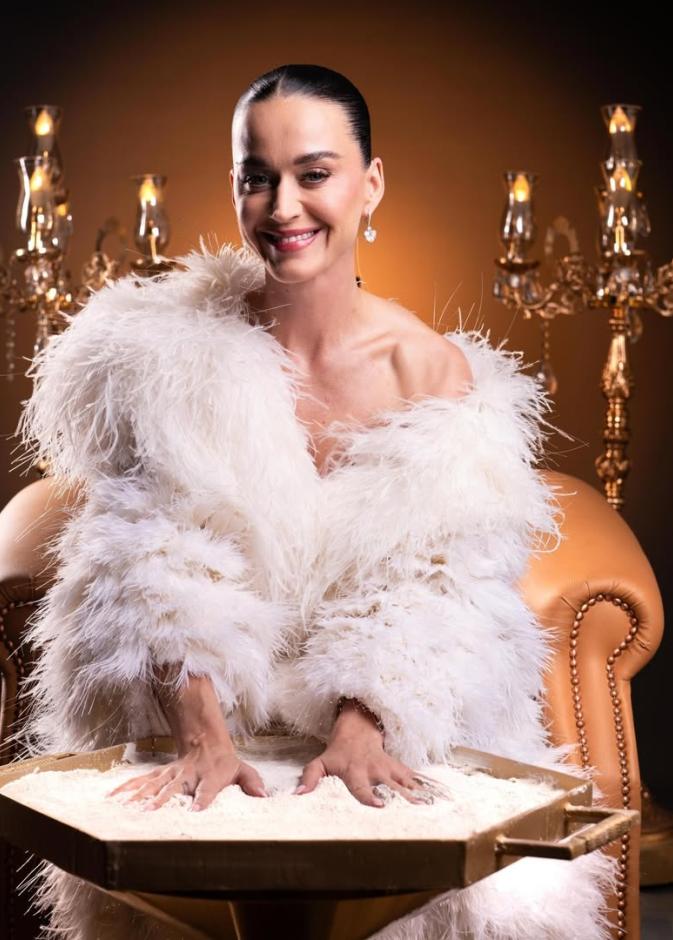 كاتي بيري مرتدية معطفا أوفر سايز باللون الأبيض