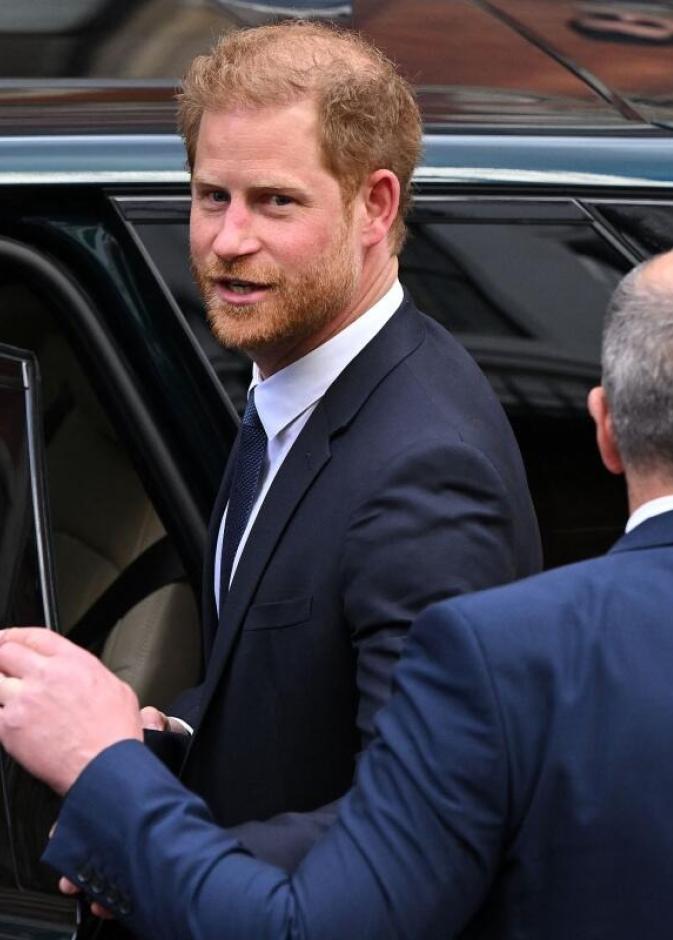 كبار العائلة الملكية البريطانية يتوجهون إلى اسكتلندا مع وصول هاري إلى لندن