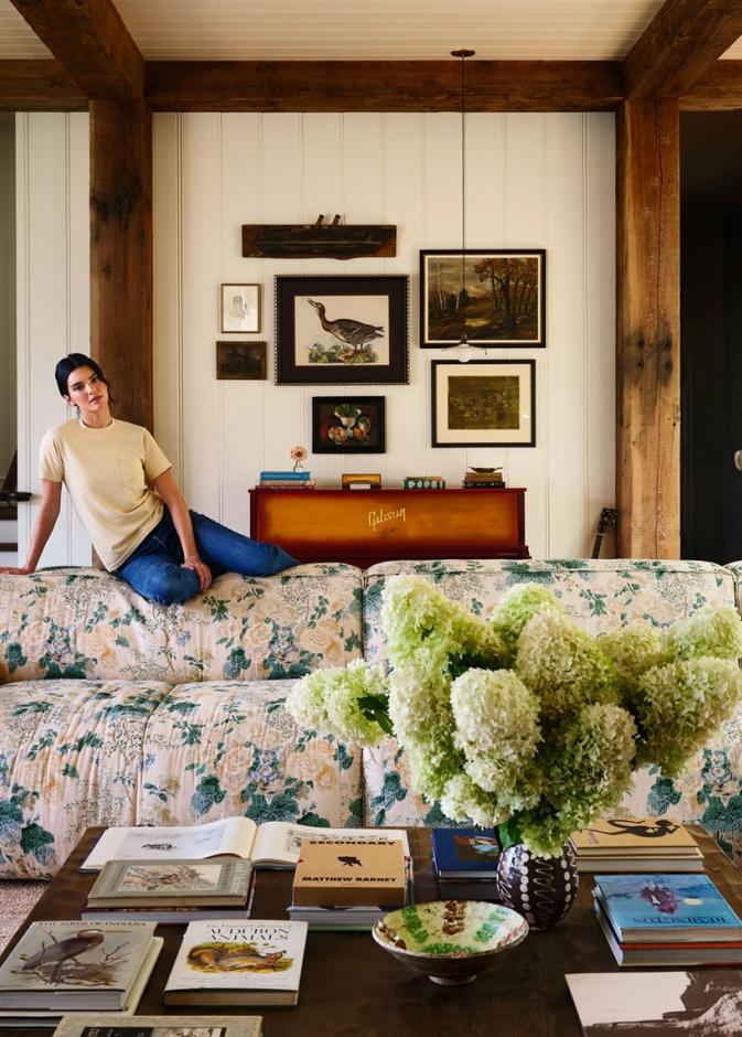 كيندال جينر في غرفة معيشتها مع الأريكة المزهرة من قماش الشينتز